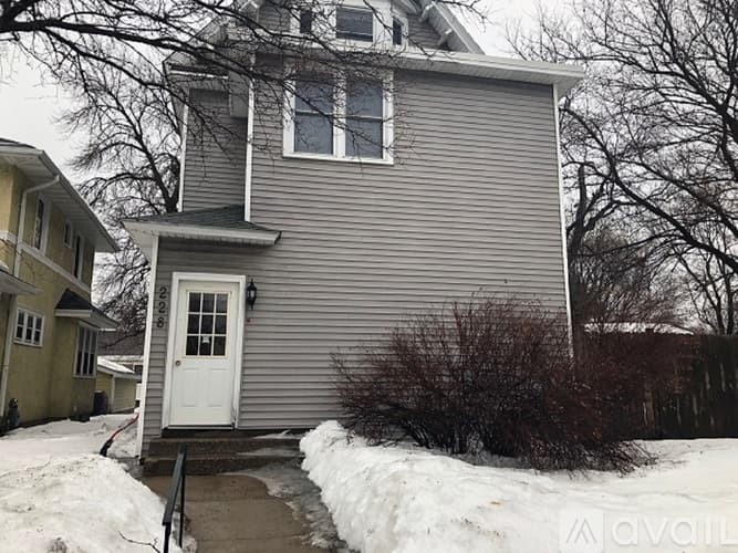 St. Paul Apartment: 228 Victoria St Apt 2