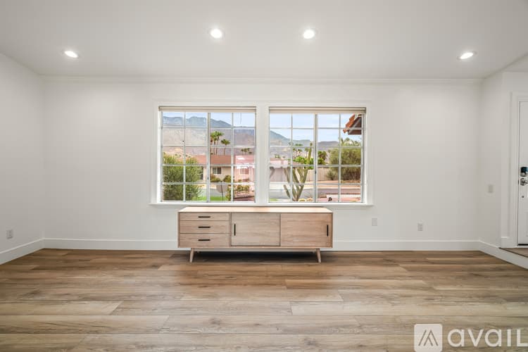 Palm Springs House: 912 N Camino Condor