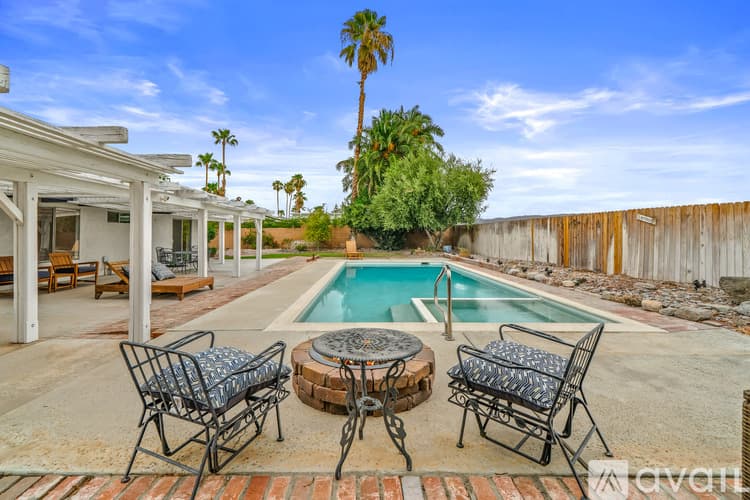Palm Springs House: 912 N Camino Condor