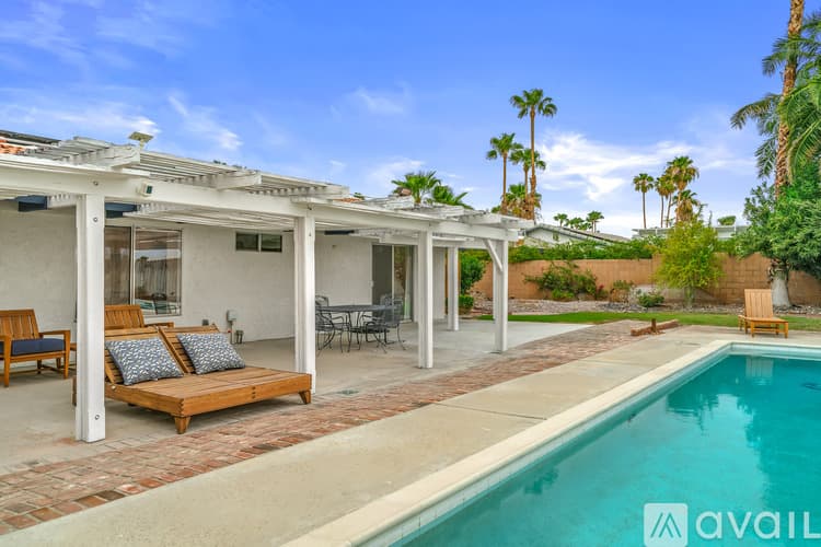 Palm Springs House: 912 N Camino Condor