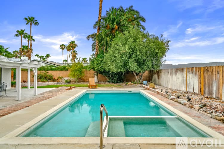 Palm Springs House: 912 N Camino Condor