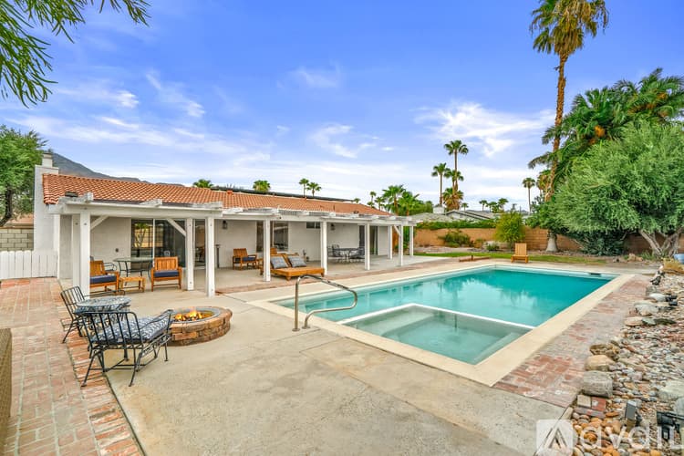 Palm Springs House: 912 N Camino Condor