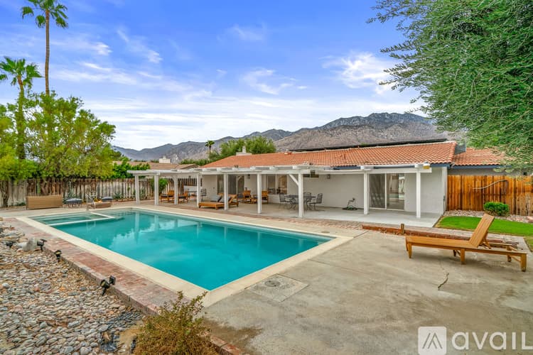 Palm Springs House: 912 N Camino Condor