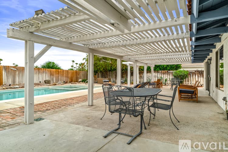 Palm Springs House: 912 N Camino Condor