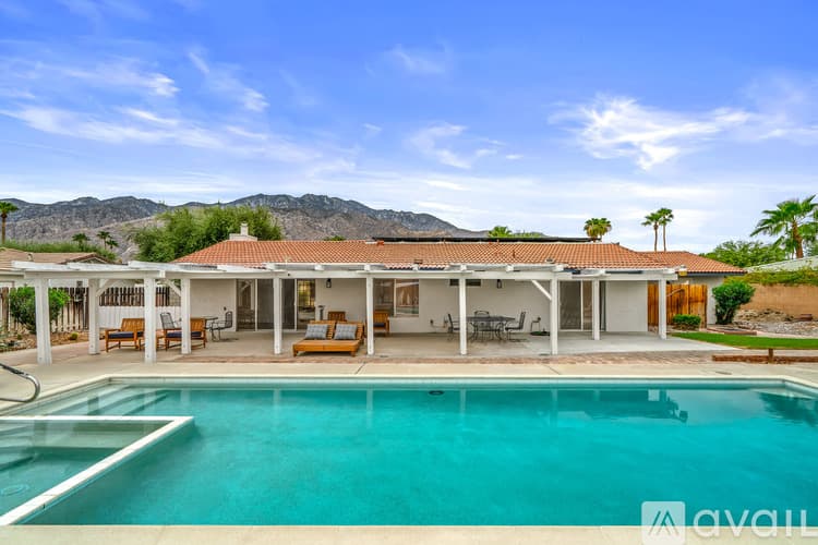 Palm Springs House: 912 N Camino Condor
