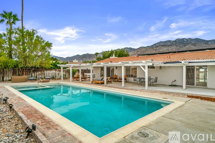 Palm Springs House: 912 N Camino Condor