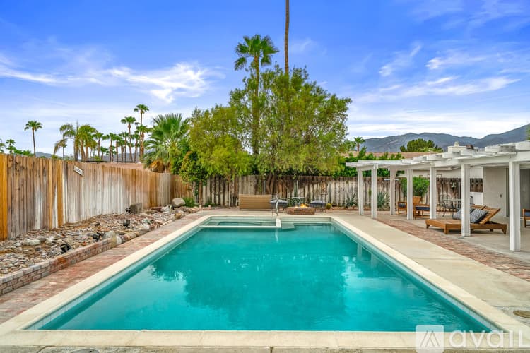Palm Springs House: 912 N Camino Condor