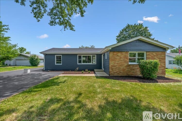 North Aurora House: 355 Hilltop Dr