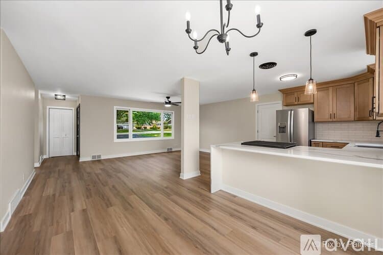 North Aurora House: 355 Hilltop Dr