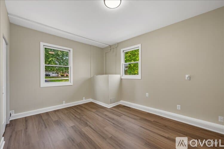 North Aurora House: 355 Hilltop Dr