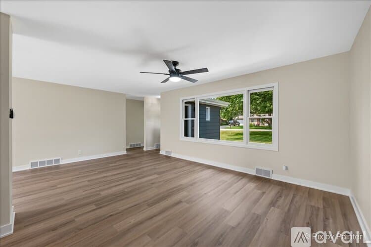 North Aurora House: 355 Hilltop Dr