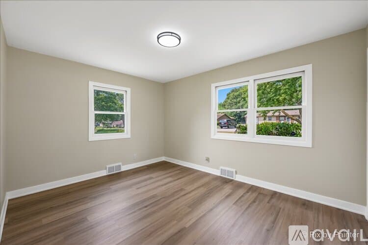 North Aurora House: 355 Hilltop Dr