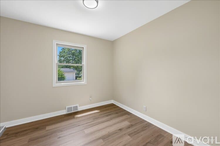 North Aurora House: 355 Hilltop Dr