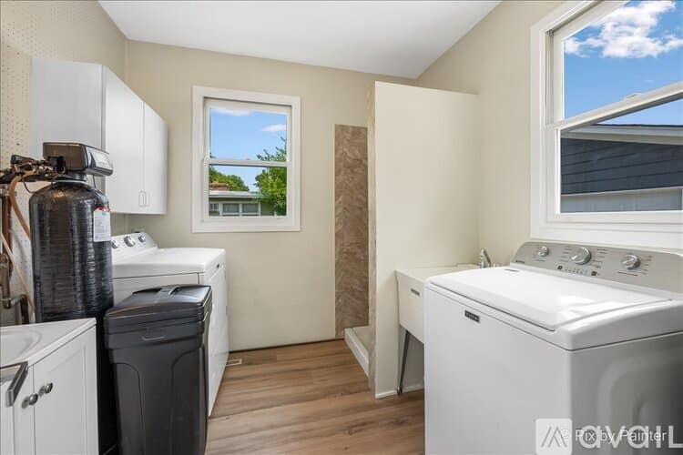 North Aurora House: 355 Hilltop Dr