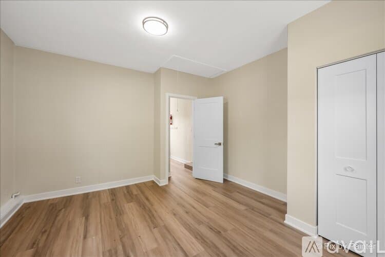 North Aurora House: 355 Hilltop Dr