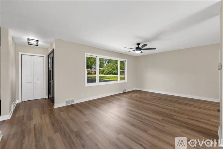North Aurora House: 355 Hilltop Dr