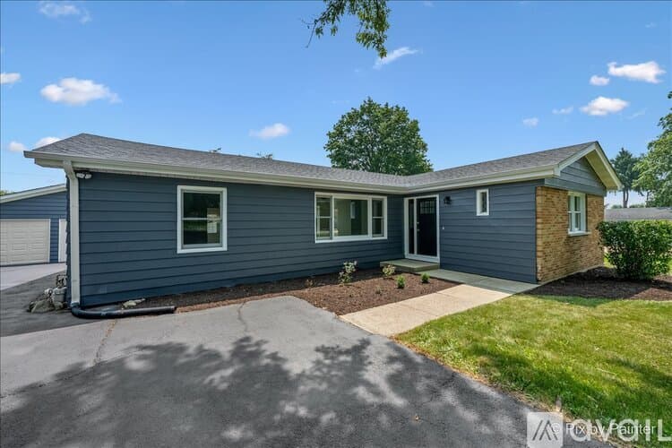 North Aurora House: 355 Hilltop Dr