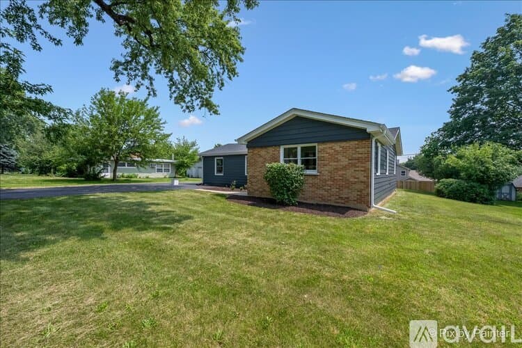 North Aurora House: 355 Hilltop Dr