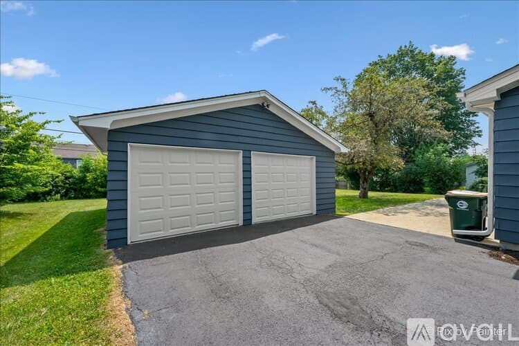North Aurora House: 355 Hilltop Dr