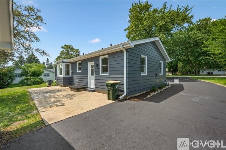 North Aurora House: 355 Hilltop Dr