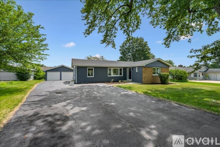 North Aurora House: 355 Hilltop Dr