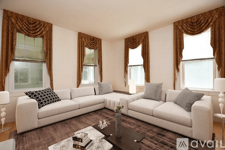 Woburn House: 3 Webster Ct