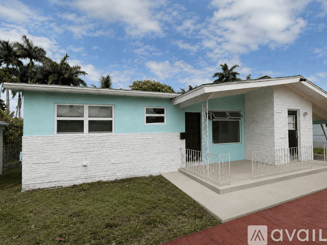 Hallandale Beach House: 305 Southwest 8th Street