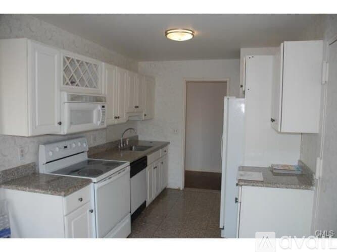 Westport Condo: Hills Lane