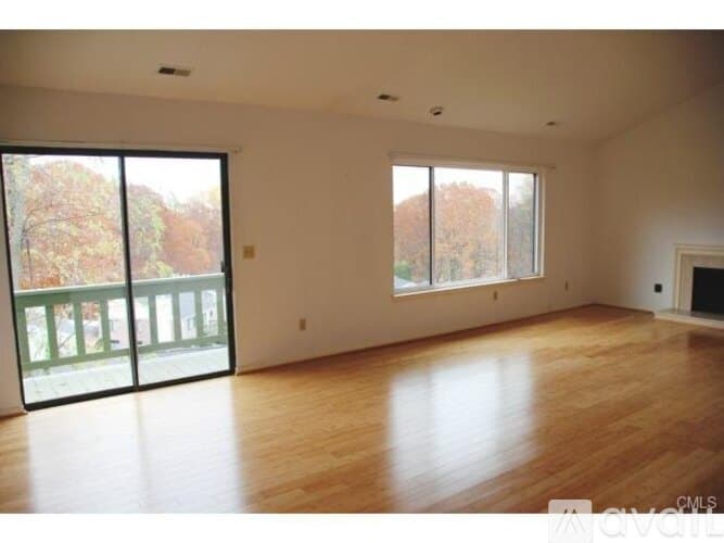 Westport Condo: Hills Lane
