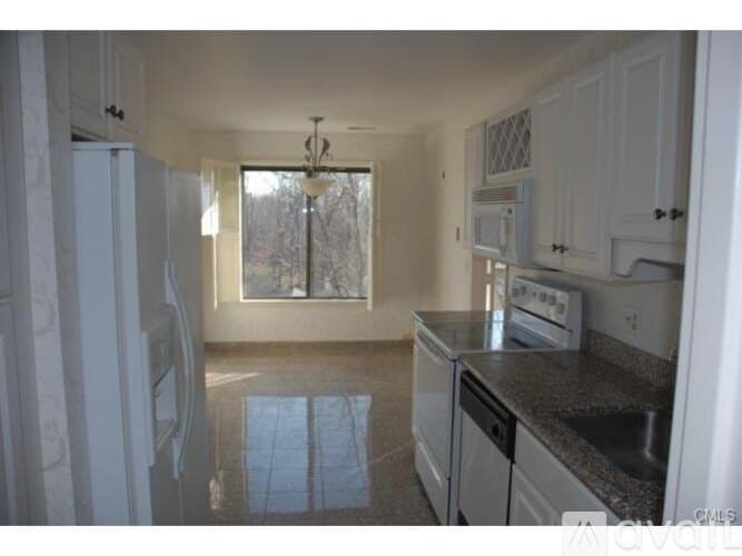 Westport Condo: Hills Lane