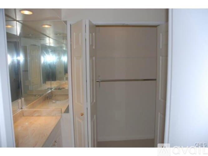 Westport Condo: Hills Lane