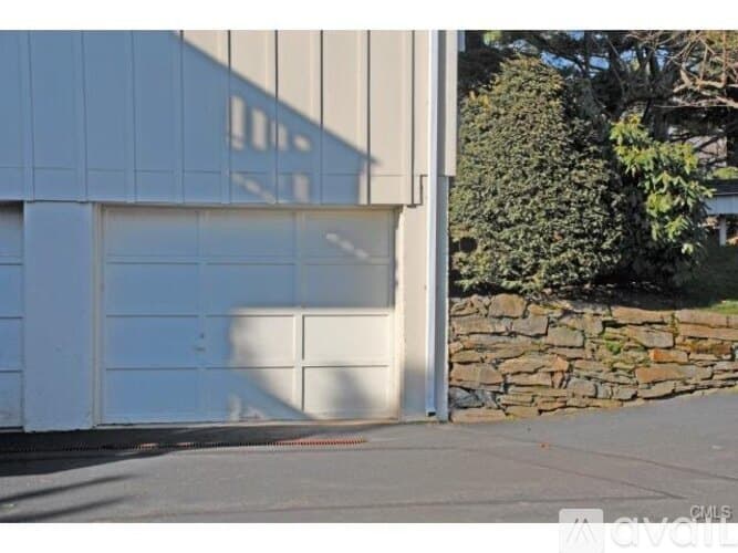 Westport Condo: Hills Lane