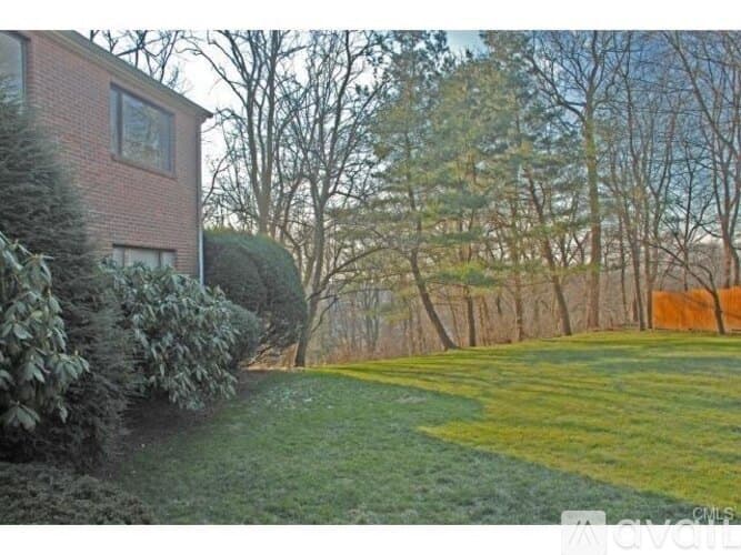 Westport Condo: Hills Lane