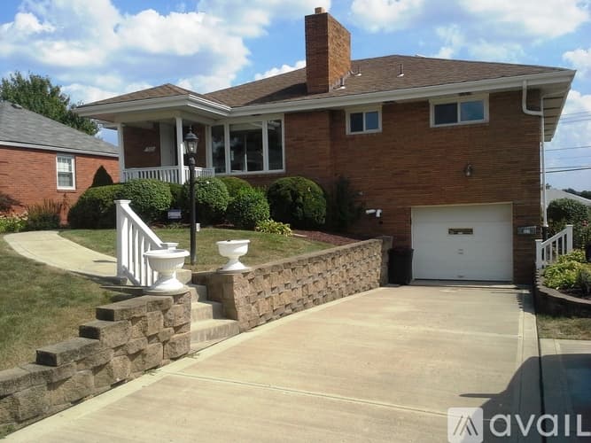 Pittsburgh House: 327 Forest Drive