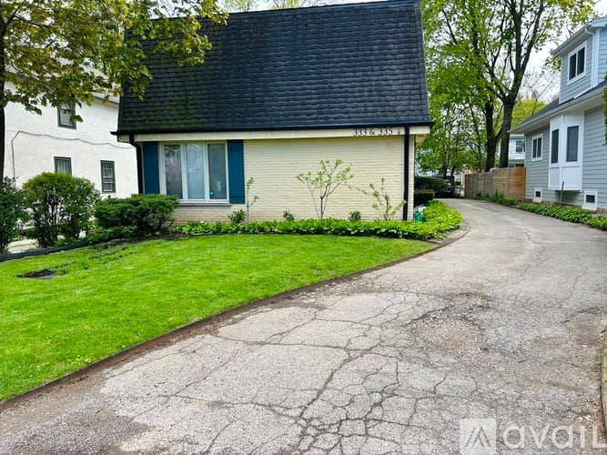 Lake Forest Townhome: 335 Scott Street