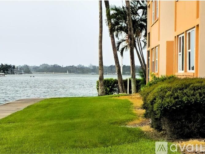South Pasadena Condo: 7560 Bay Island Drive South