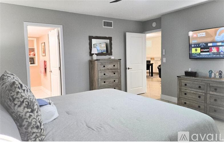 South Pasadena Condo: 7560 Bay Island Drive South