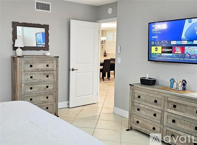 South Pasadena Condo: 7560 Bay Island Drive South