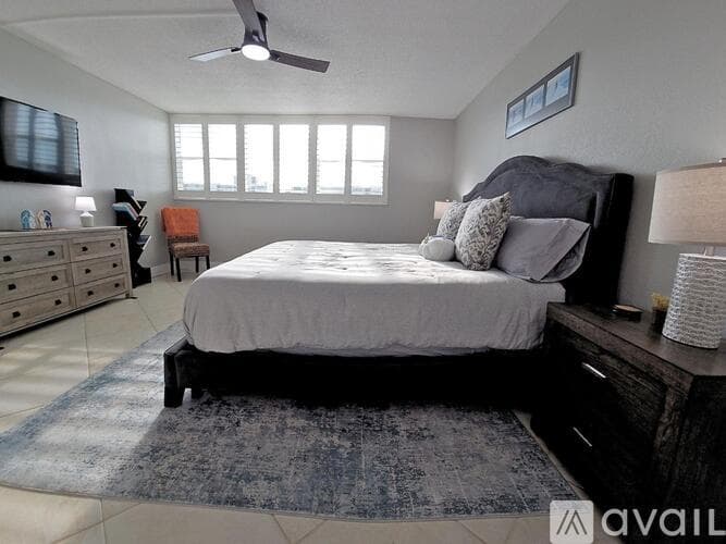 South Pasadena Condo: 7560 Bay Island Drive South