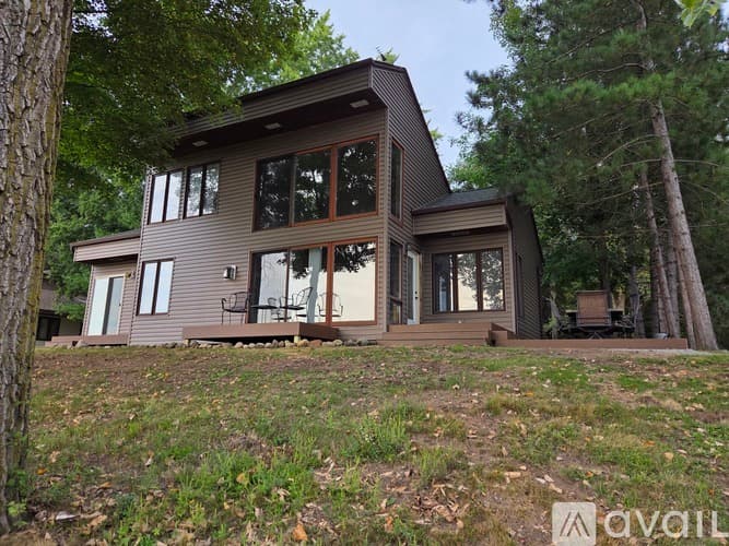 Somerset House: 2184 Island Drive