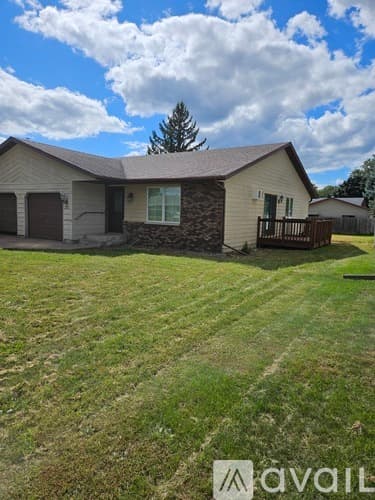 Eau Claire House: 3516 Lana Ln