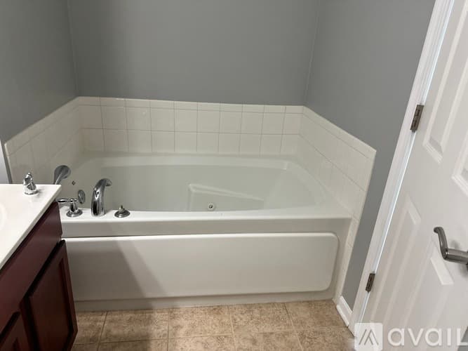 Lakemoor House: 659 Arbor Cir