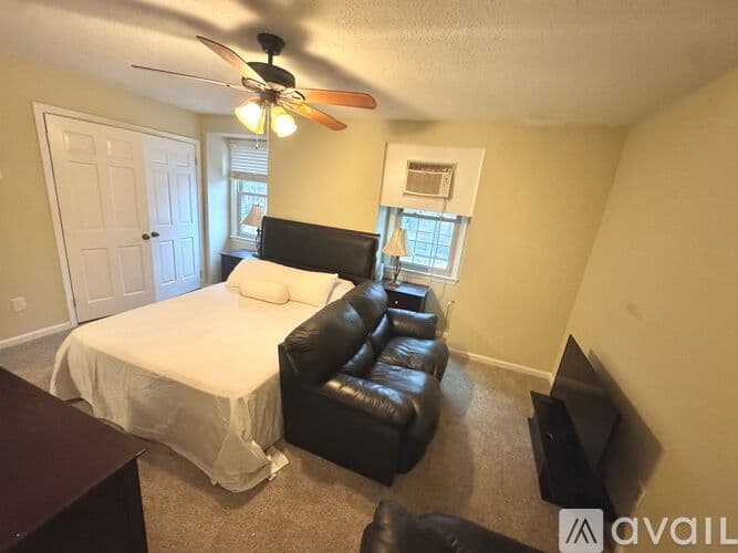 Newport News Townhome: 331 Advocate Court