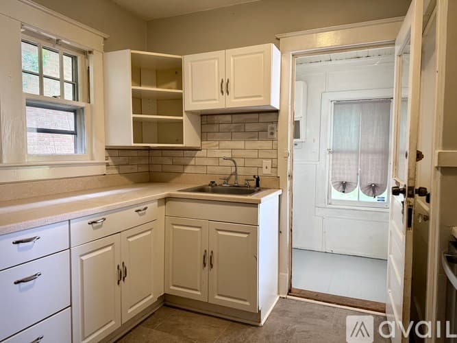 Johnson City House: 69 Floral Ave