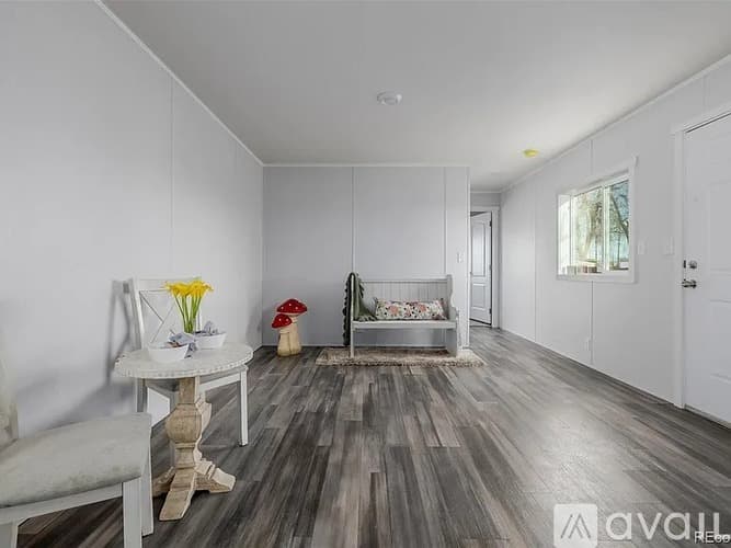 Brighton Apartment: 105 Longs Peak St