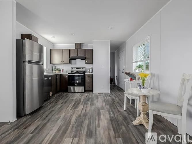 Brighton Apartment: 105 Longs Peak St