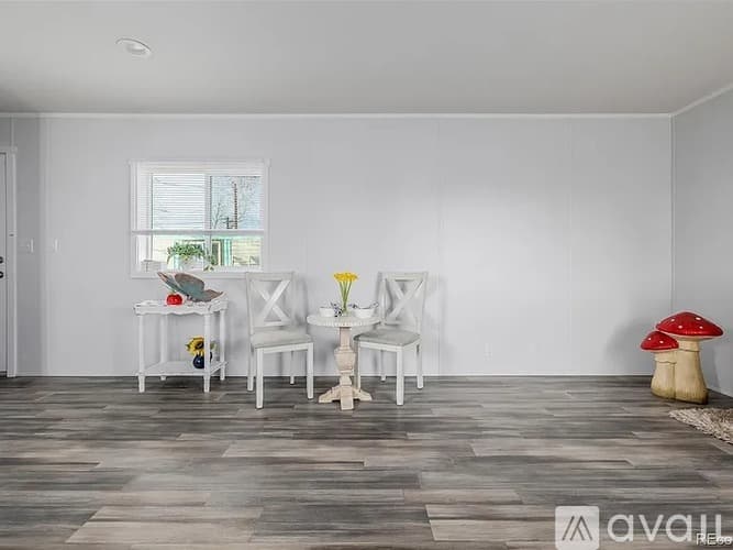 Brighton Apartment: 105 Longs Peak St