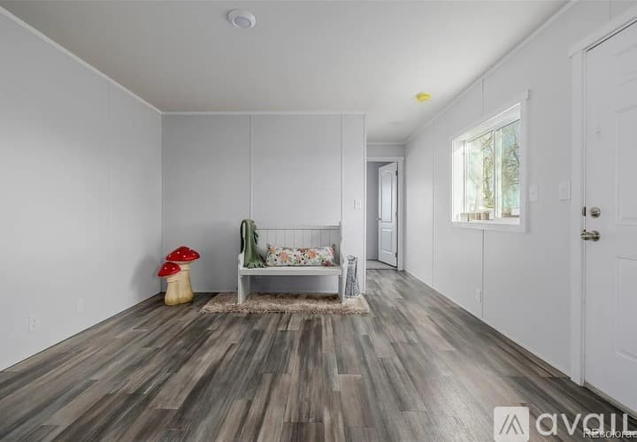 Brighton Apartment: 105 Longs Peak St