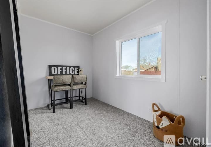 Brighton Apartment: 105 Longs Peak St