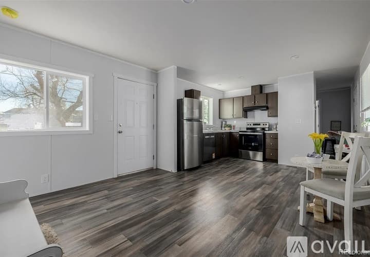 Brighton Apartment: 105 Longs Peak St